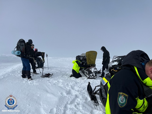 Hikers Rescued 1 Snow Cred NSWpolice 4